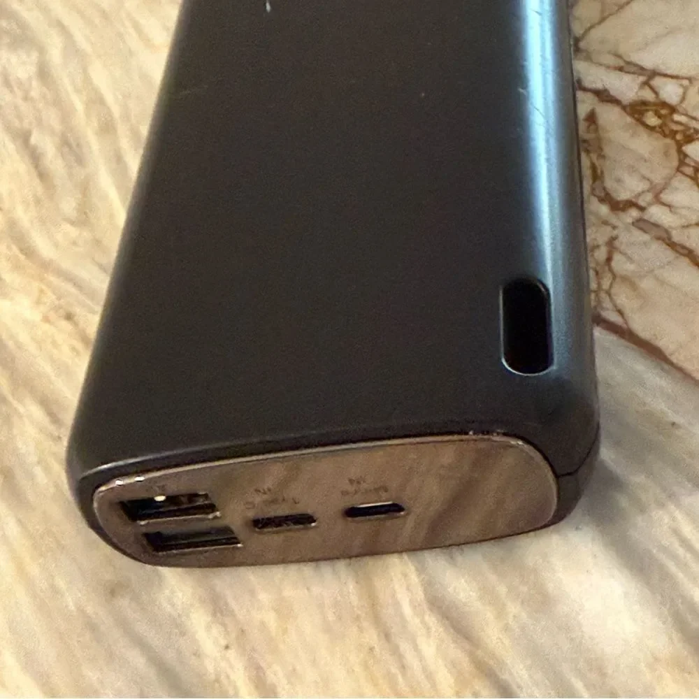 Black Portable Charger‎